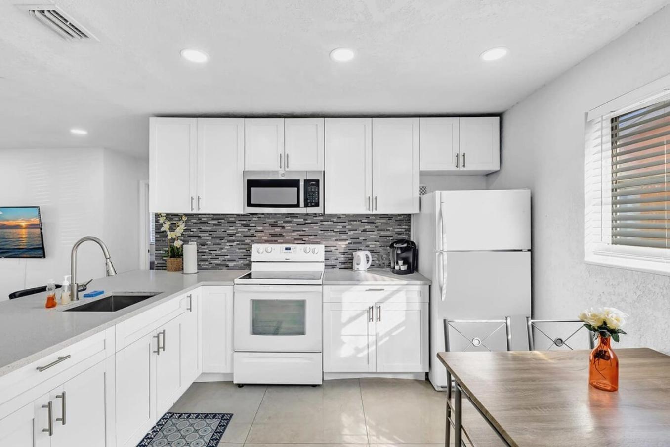 2 Bdrm Modern House Mins From Beach & Casino Hb1 Холандейл Бийч Екстериор снимка
