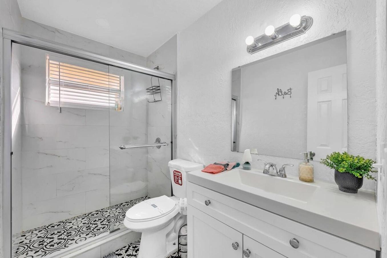2 Bdrm Modern House Mins From Beach & Casino Hb1 Холандейл Бийч Екстериор снимка